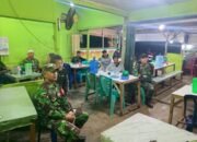 Sambil Patroli Malam, Babinsa Koramil 09/Salimpaung Serda Rio Nonton Bareng Warga di Warung, Pererat Silaturahmi dan Pantau Kamtibmas