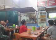 Sambil Patroli, Babinsa Koramil 05/X Koto Sertu Irwansyah Lakukan Komsos dan Nonton Bareng Bersama Warga Binaan