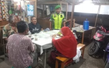 Sambil Ngopi, Babinsa Koramil 06/Sungayang Sertu Syafrizal Sambangi Warga Binaan di Kedai Kopi untuk Jaga Kamtibmas