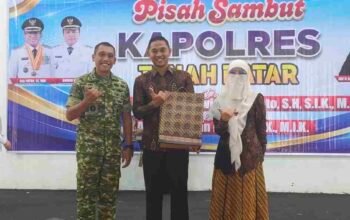 Perkuat Sinergi TNI-Polri-Adat, Danyon TP 951/Pandeka Marapi Hadiri Pisah Sambut Kapolres Tanah Datar dan Serahkan Cenderamata