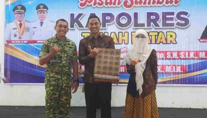 Perkuat Sinergi TNI-Polri-Adat, Danyon TP 951/Pandeka Marapi Hadiri Pisah Sambut Kapolres Tanah Datar dan Serahkan Cenderamata