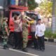 Jelang HUT RI ke-81, Koramil 02/Lima Kaum Bersama Polsek dan Camat Kompak Pasang Bendera pada Kendaraan yang Melintas