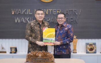 Kawal Ketahanan Pangan, Bupati Eka Putra Serahkan Data Verval Lahan Sawah ke Kemen ATR/BPN