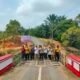 Pemerintah Desa Bukit Makmur dan Polsek Penarik  Gotong Royong Perbaiki Jembatan