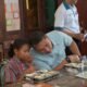 Keceriaan Anak-anak Sekolah di Kupang Makan MBG Bersama Sudaryono