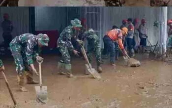 TNI Gerak Cepat Bersihkan Material Galodo di Kabupaten Solok”