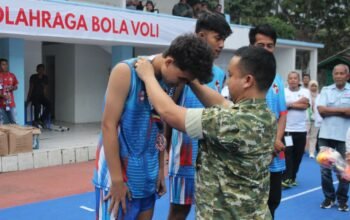 Dandim 0307/TD Kalungkan Medali Penghargaan kepada Atlet Berprestasi