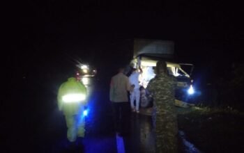 Brimob Calang Laksanakan Pembersihan Material Cangkang Kelapa Sawit Pasca Kecelakaan Beruntun di Aceh Jaya