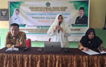 Guru Kelas MIN Kota Solok Mantapkan Kompetensi Asesmen Melalui Kegiatan KKG Pembuatan Kisi-Kisi Soal