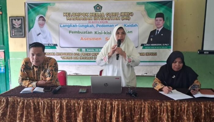 Guru Kelas MIN Kota Solok Mantapkan Kompetensi Asesmen Melalui Kegiatan KKG Pembuatan Kisi-Kisi Soal